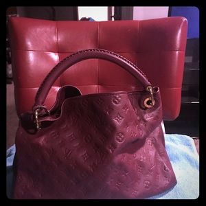 I am selling a new Artsy MM Louis Vuitton purse!